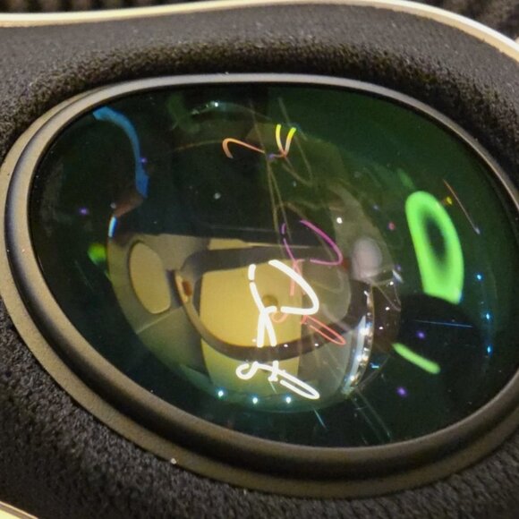 Apple Vision Pro 256GB Full Kit: Includes Travel Case & All Original Gear - Picture 5 of 9